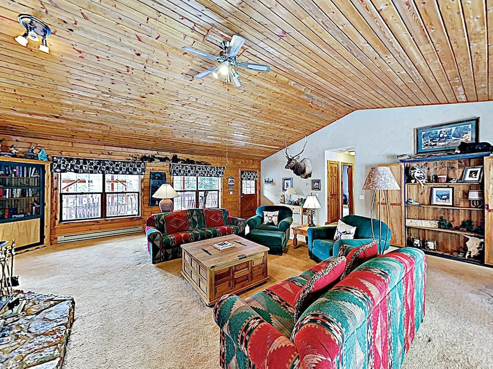 New Listing! Lovely Log Mountain W/ Fireplace 5 Bedroom Home