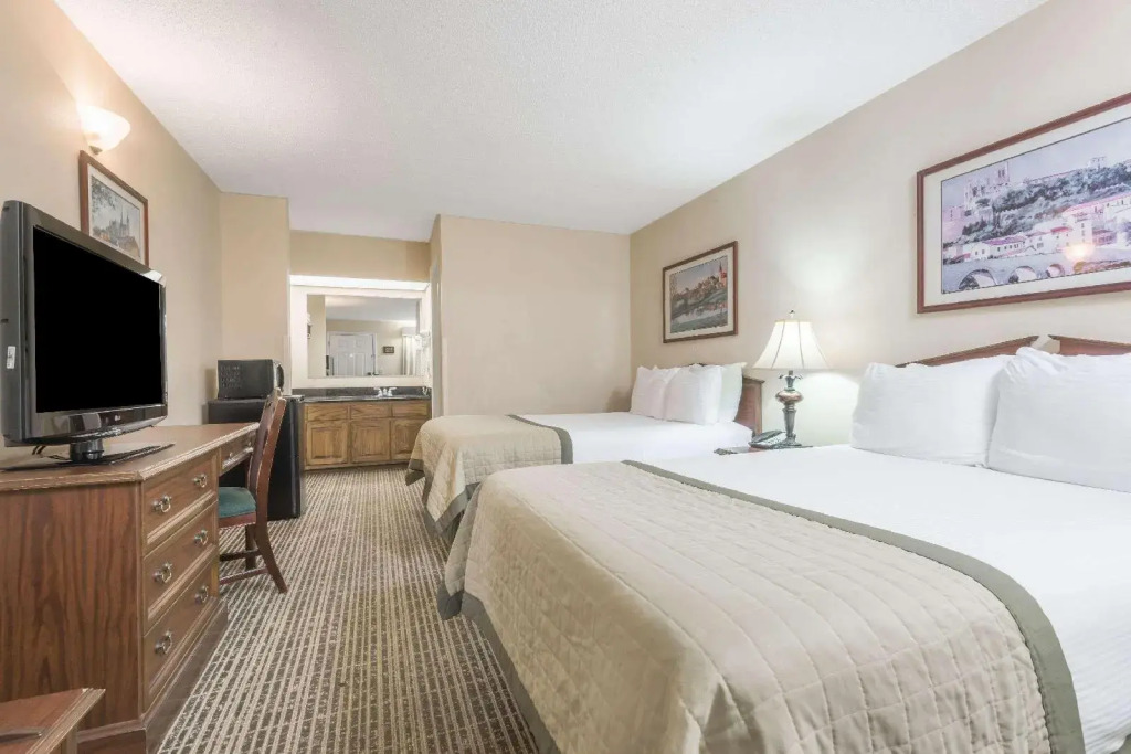 Baymont Inn And Suites Greenville At I 65