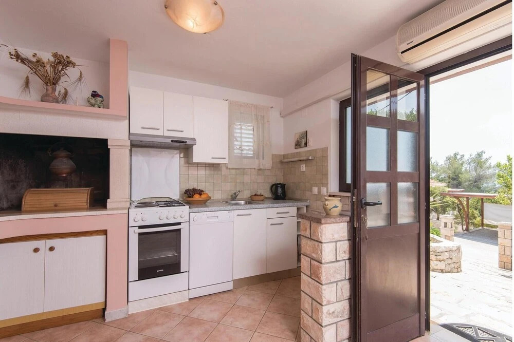 Awesome Home in Nova With Wifi and 4 Bedrooms