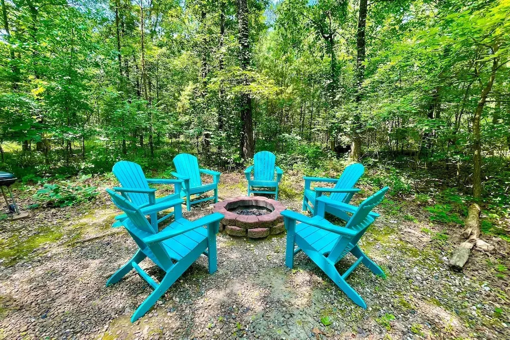 Broken Bow Cabin w/ Hot Tub, Near Hiking + Fishing
