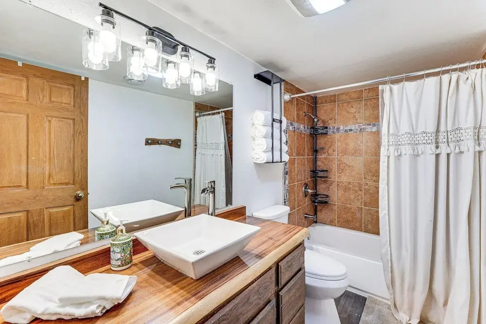 Hike, Ski & Soak! Spacious Anchorage Getaway
