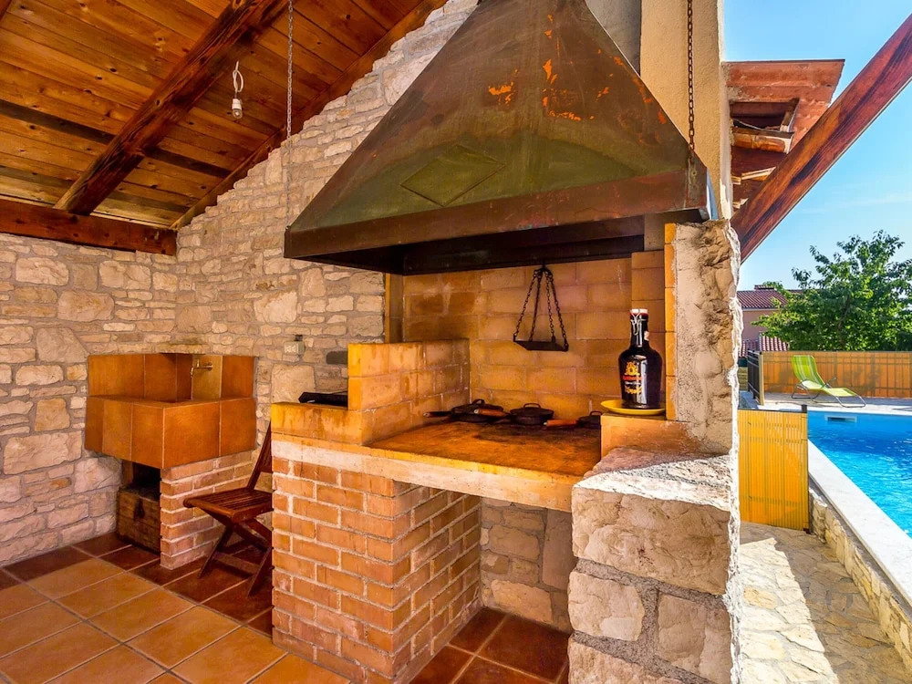 Rustic Holiday Home With Private Pool in the Center of Medulin Near the Beach