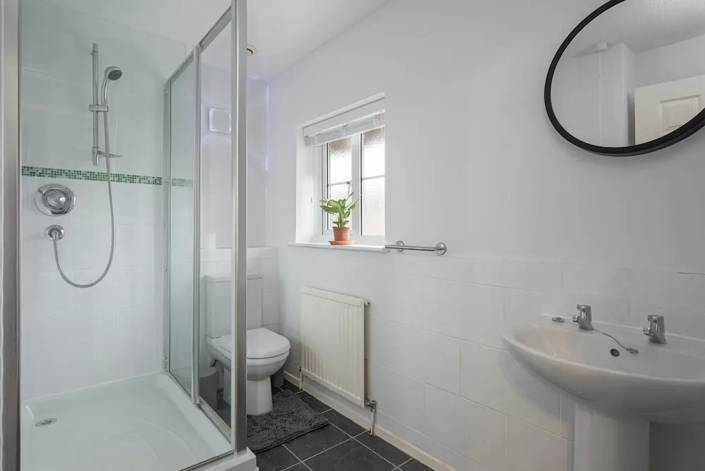 Milton Keynes Close to Station 6 bed Free Parking