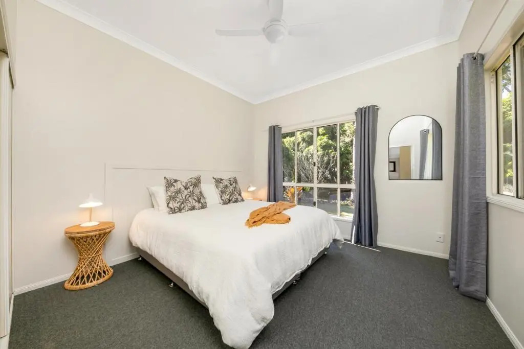 Hughes Hideaway - 2BR Cottage on 1 Acre w Air Con, King Beds