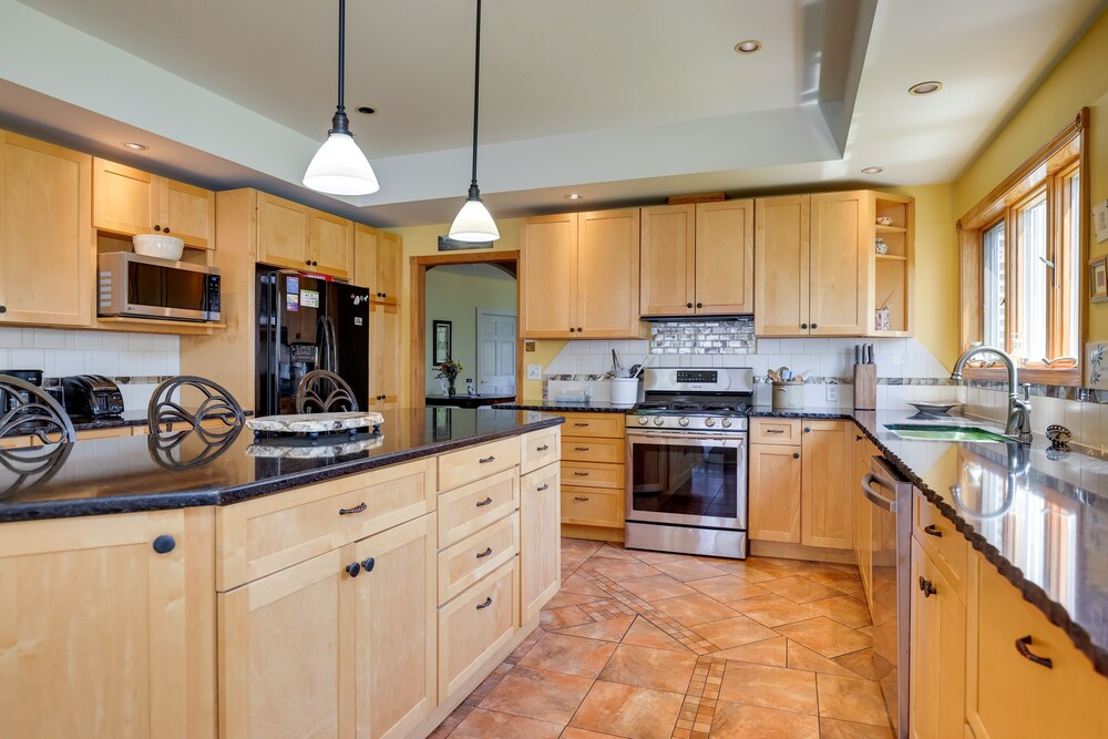 'lockes Glen' - Lakefront Geneva Getaway w/ Dock!