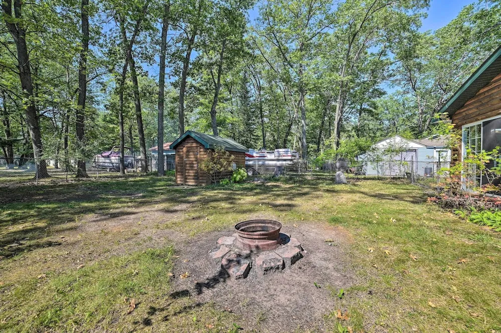 Charming Houghton Lake Cottage w/ Backyard!