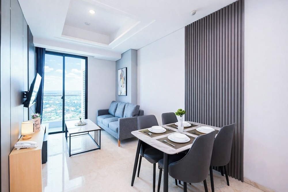 White Tone 2Br With City View At Capitol Suites Apartment