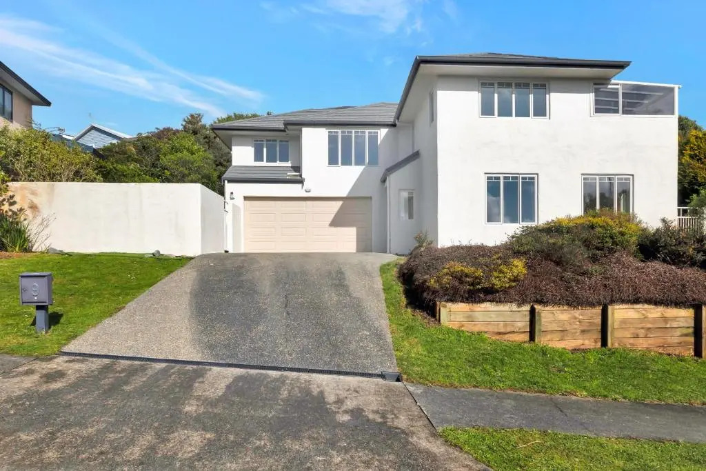 Cheerful 4 bedroom home with free parking.