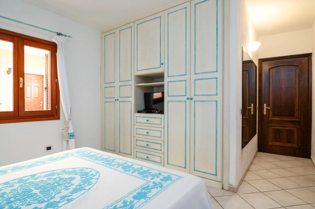 This large apartment is located on the ground floor, has a beautiful garden and a spacious terrace o-S'ABBA 11