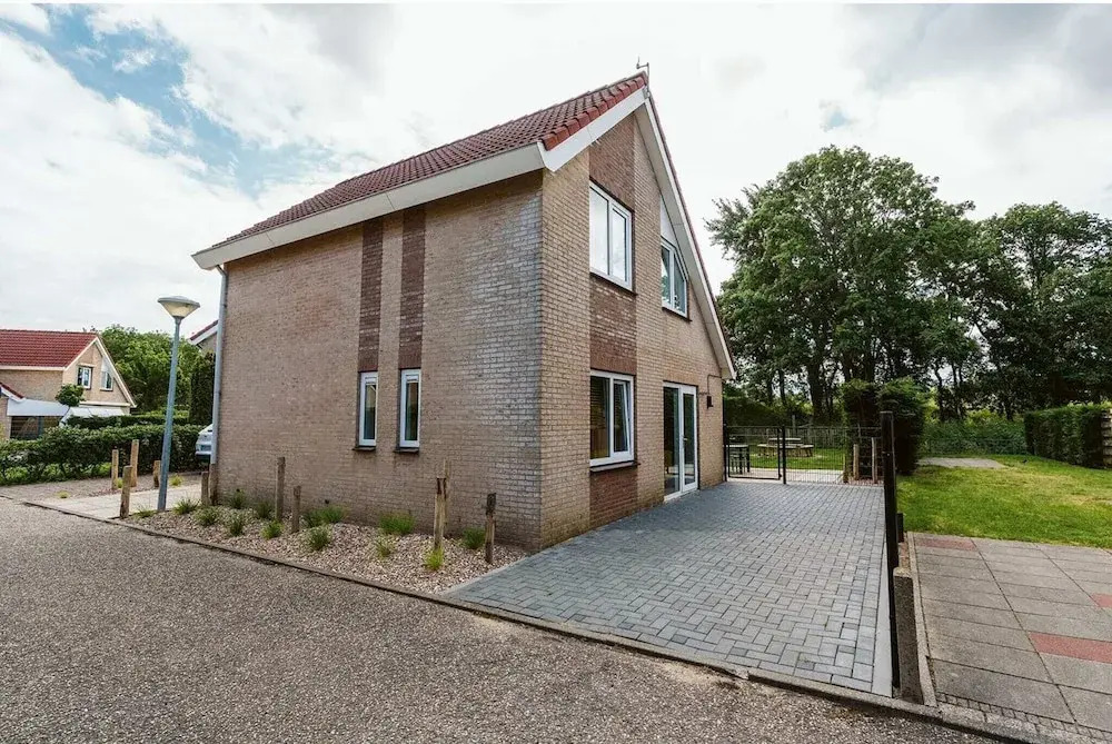 Holiday Home With Spacious Private Garden Within Walking Distance of the Beach