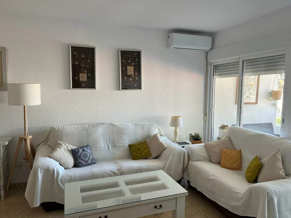 Lovely 2 Bedroom Apartment Near the Beach