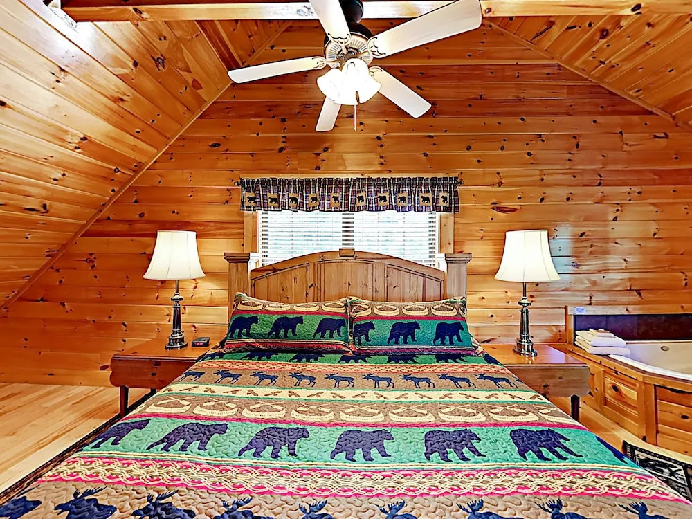 Peaceful Serenity W/ Private Hot Tub & Game Room 4 Bedroom Cabin