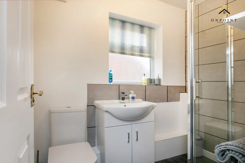 Spacious 6 Bed Home with Parking