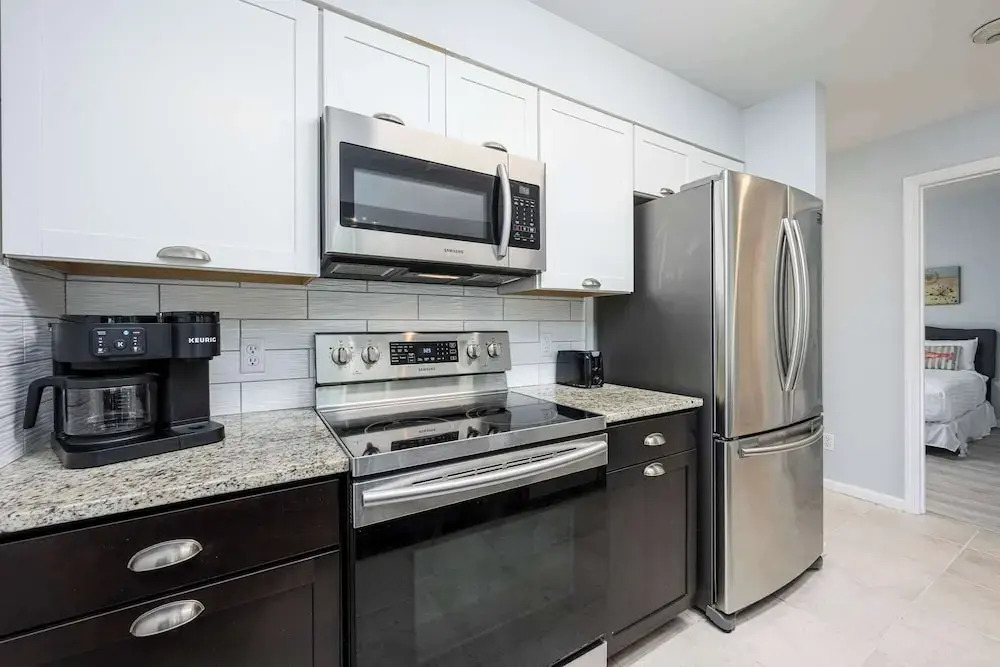Sunshine & Whiskey Condo for 6 With Resort Amenities Near Grand Boulevard