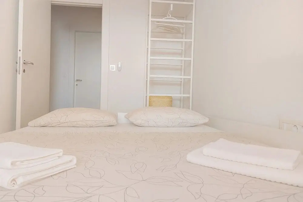 Mika's 2-Bedroom Seaview Flat & Parking
