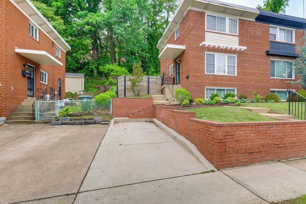 Arlington Townhome w/ Furnished Patio!