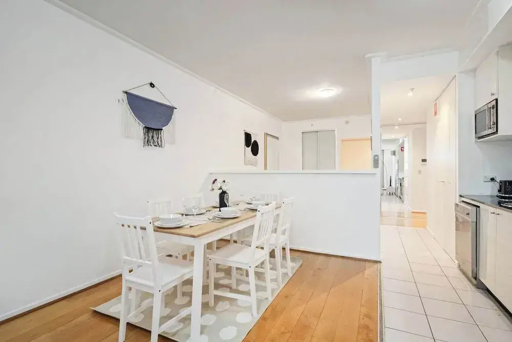 A Stylish Apt for 6 Right Next to Darling Harbour