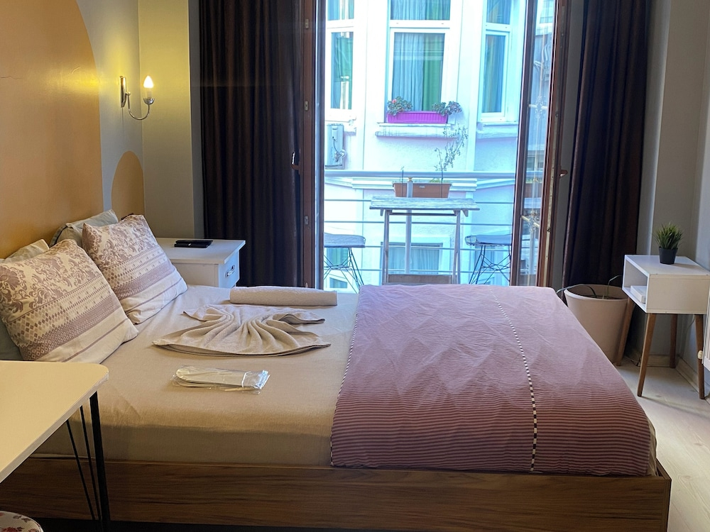 Omar Suite 360