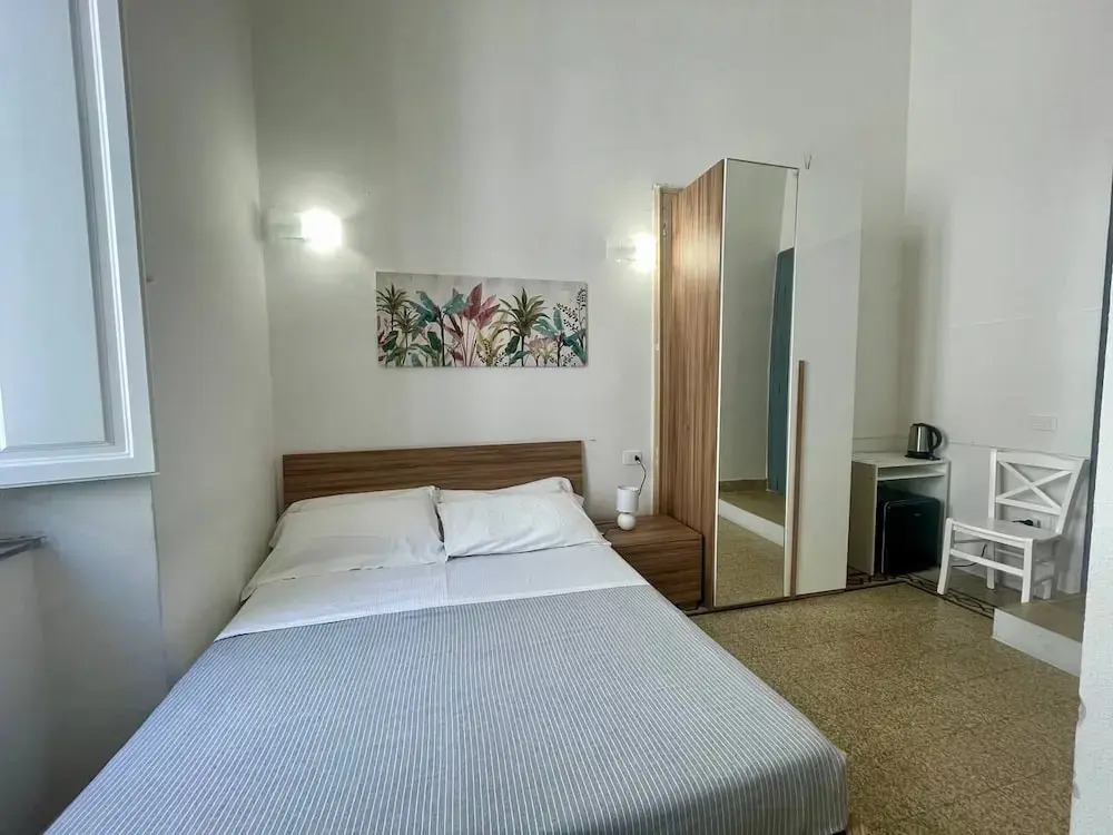 Onlyrooms V - Portside & Train Station