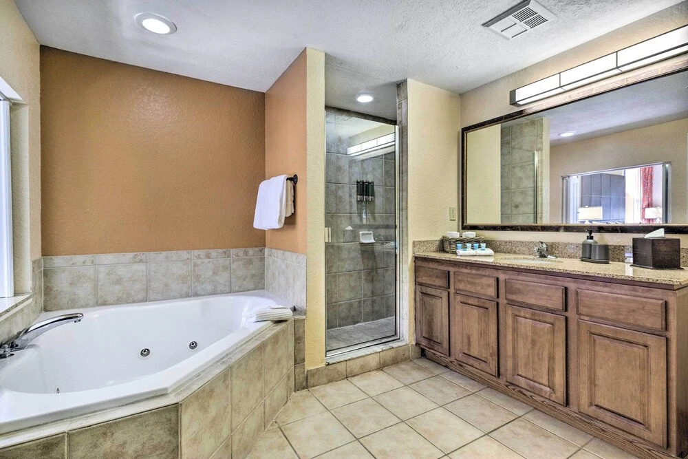 Disney Good Neighbor Resort Condo < 4 Mi to Wdw!