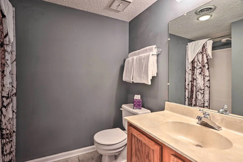 Condo w/ Pool & Grill Access ~ 4 Mi to Gatlinburg!