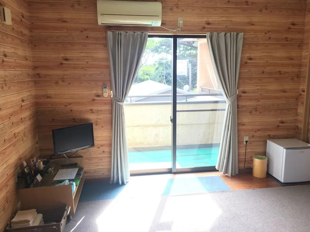 HEARTLAND HOUSE - Female Only & Couple Only