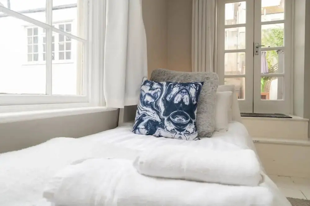 Host Stay Temple Street Townhouse