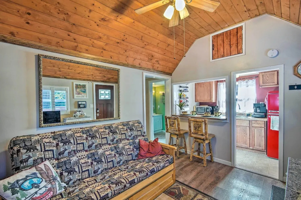 Running Springs Cabin w/ Deck + Forest Views
