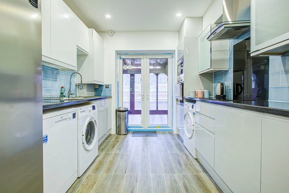 6 - 7 Beds-sleeps 12-elizabeth Line-free Parking