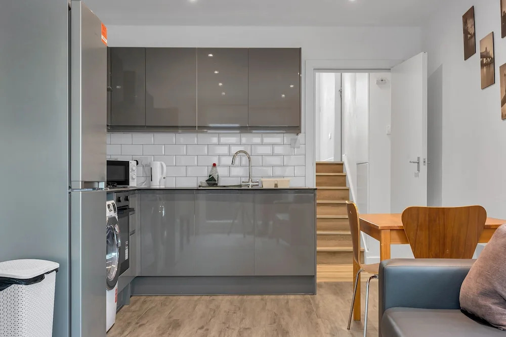 Charming 2-bed Apartment in South West London
