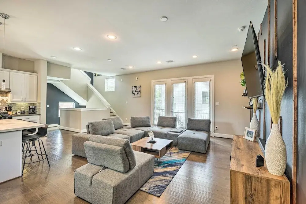 Stylish Houston Townhome ~ 3 Mi to Downtown!