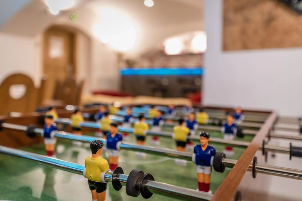 Party Underground with Pooltable