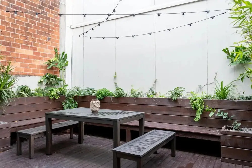 Modern 1 Bedroom Apartment With Spacious Courtyard in CBD
