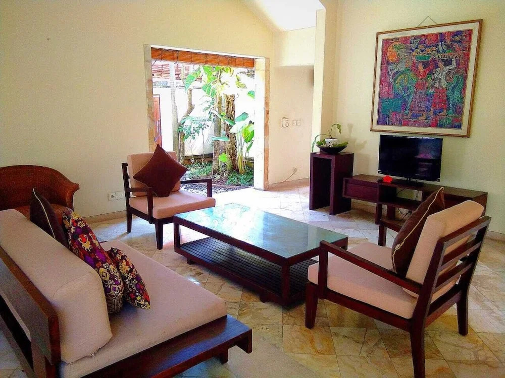 3 bedroom villa river side Legian