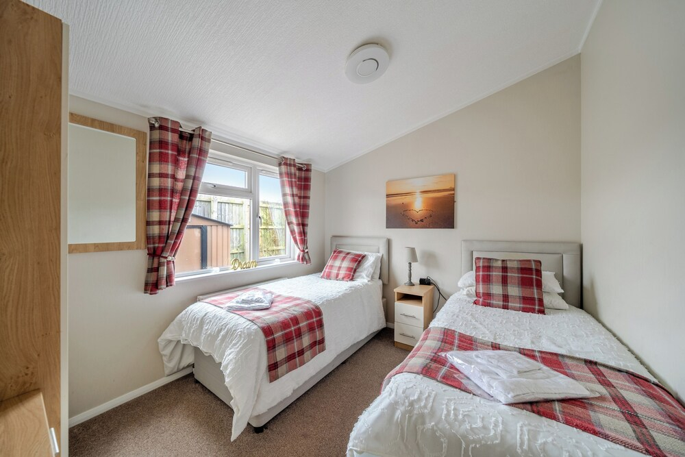 2 Bed Cabin - Sleeps 4 - Pets - 5 min to Beach