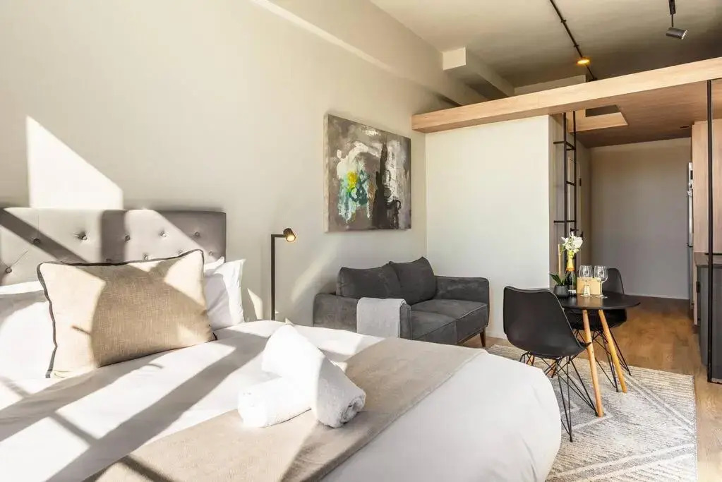 Sun filled Contemporary Apartment in The East City