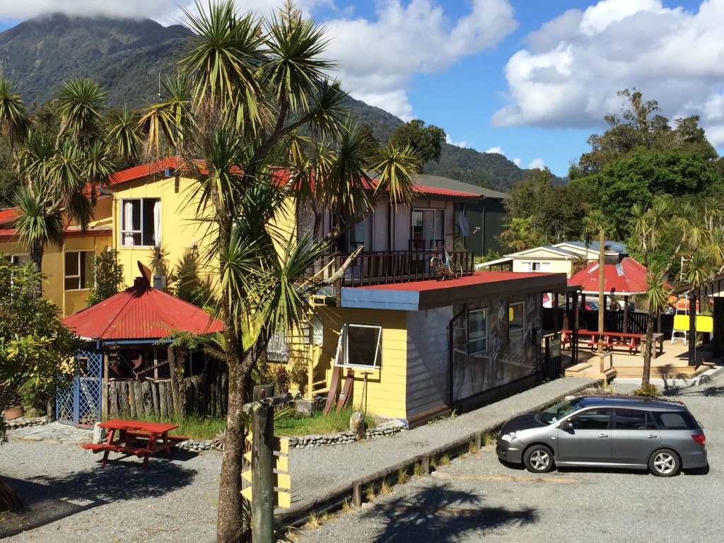 Chateau Backpackers & Motels
