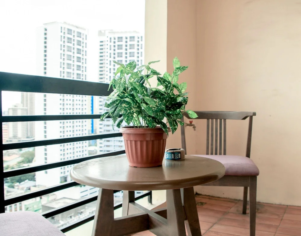 Greenbelt w/balcony Park view. Service.Location