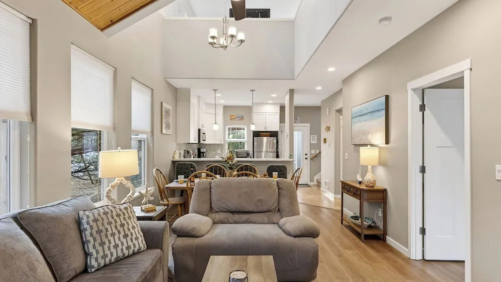 Tides & Timber by Avantstay Lakeside Retreat + Hot Tub + Kayaks + Paddleboard + Bikes Near Beach