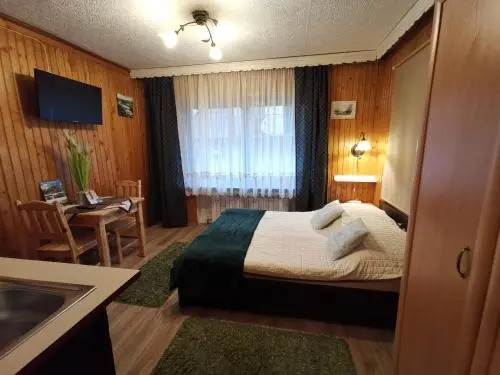 Jama Niedźwiedzia z widokiem na Giewont