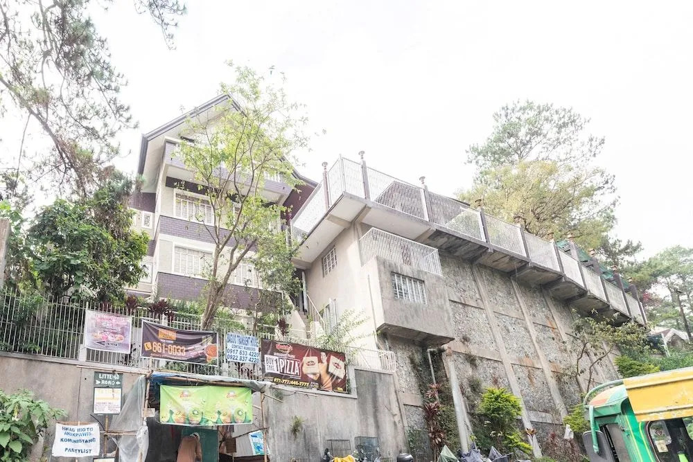 OYO 122 The Peak Pines Pension