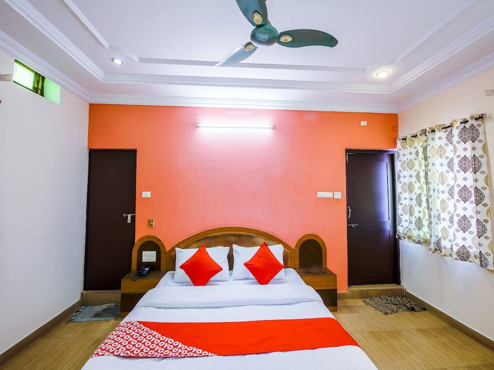 Oyo 13935 Party House