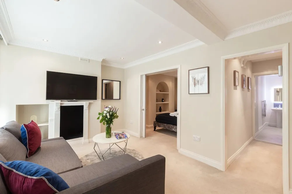 Elegant Double Bedroom in Belgravia