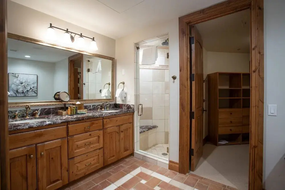 Grand Lodge - Five Bedroom #402 - Ski-in/ski-out 5 Condo