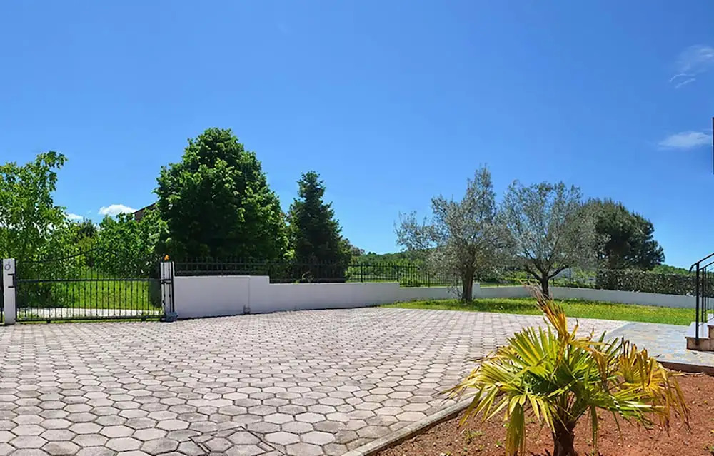 Amazing Home in Dracevac With Outdoor Swimming Pool, Wifi and 3 Bedrooms