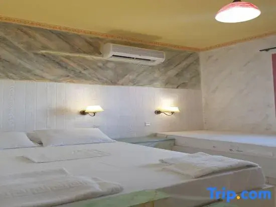 Spacious Room in Creta for 3 people, with Ac, Swimming Pool and Nature