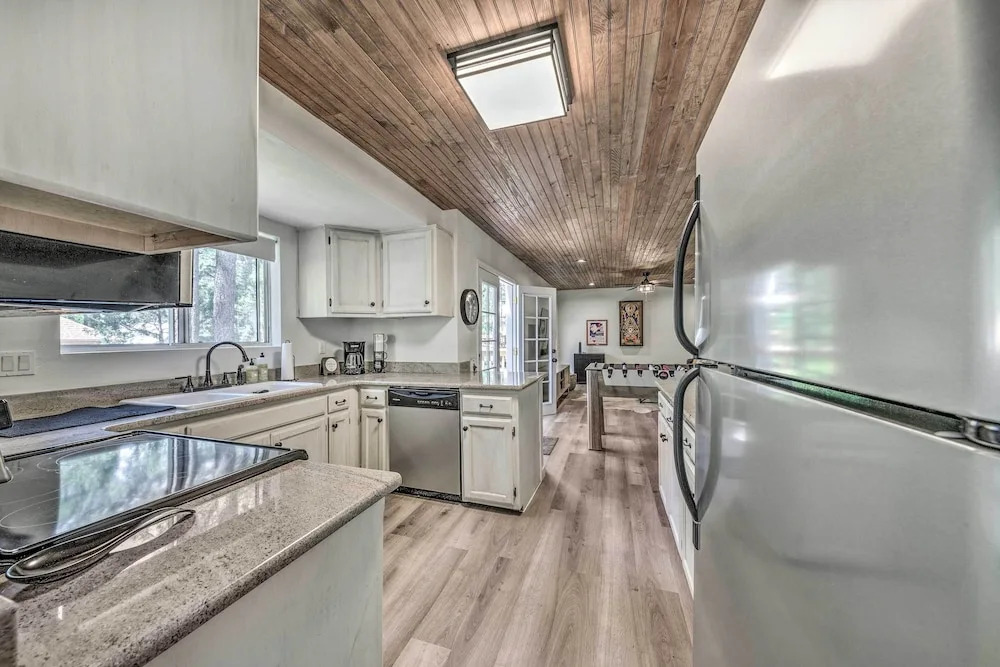 Central Ruidoso Retreat w/ Deck & Game Room!