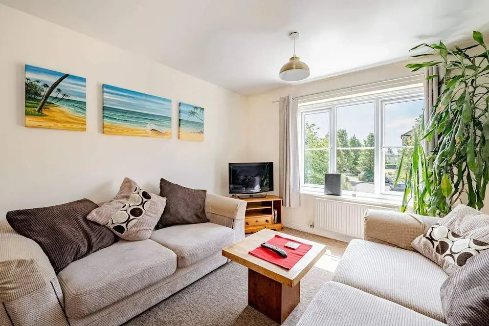 2 Bed Flat - Sleeps 4 - Pets - Parking - Garden