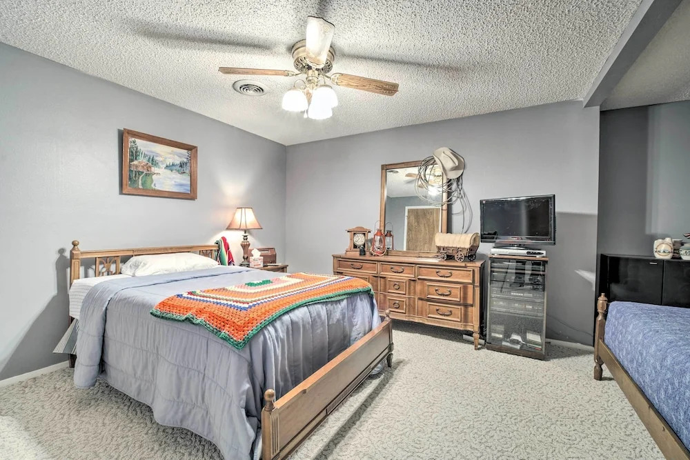 Lake Livingston Hideaway w/ Dock + Gas Grill!