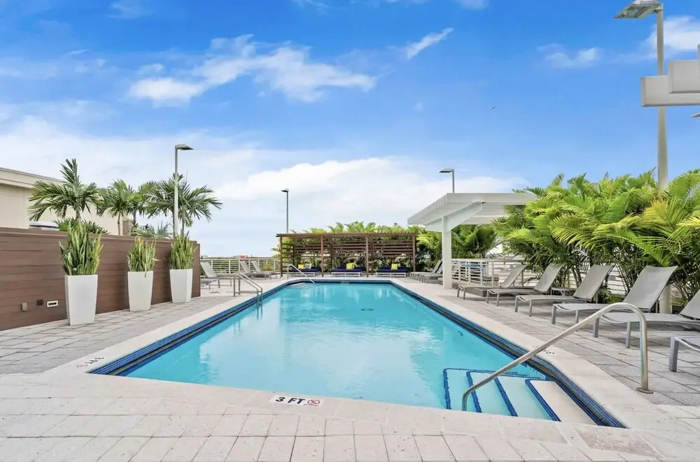 Miami Midblock Condo - City Views, Pool & Balcony